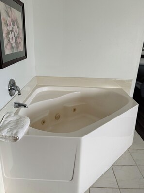 Room, 1 King Bed, Non Smoking | Room amenity - Bilmar Inn & Suites Dell Rapids Near Sioux Falls (Dell Rapids)