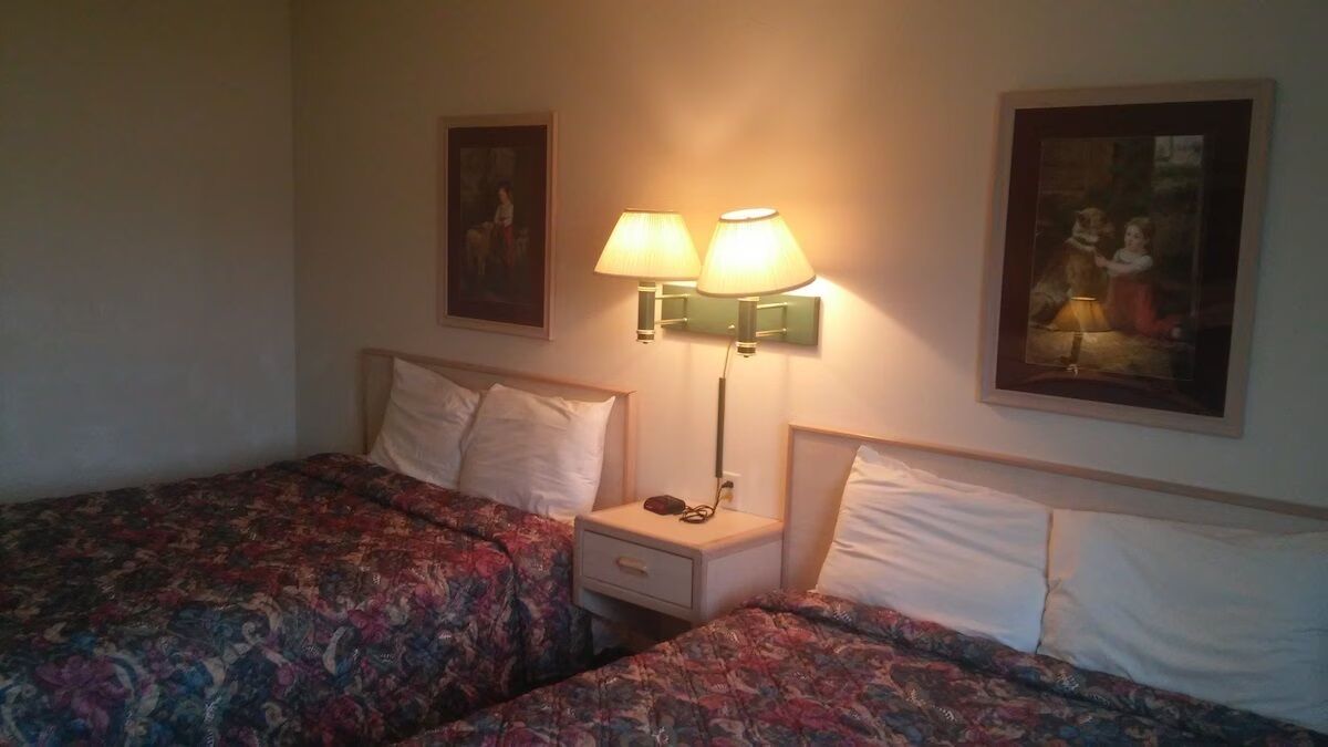 Kamer, 2 queensize bedden, niet-roken | Een bureau, een strijkplank/strijkijzer, gratis wifi, beddengoed