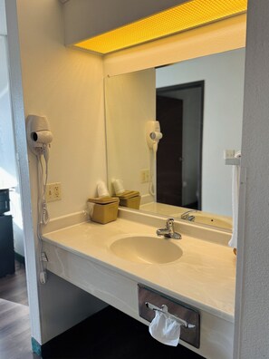 Huone, 1 suuri parisänky, tupakointi kielletty | Kylpyhuone | Ilmaiset hygieniatuotteet, hiustenkuivaaja, pyyhkeet