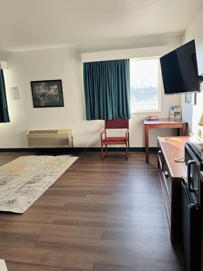 Huone, 1 suuri parisänky, tupakointi kielletty | Työpöytä, silitysrauta/-lauta, ilmainen Wi-Fi, vuodevaatteet