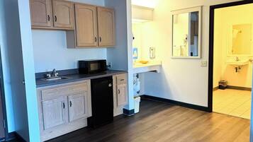 Suite, 1 letto king, idromassaggio | Cucina privata | Frigorifero, microonde, macchina per tè/caffè