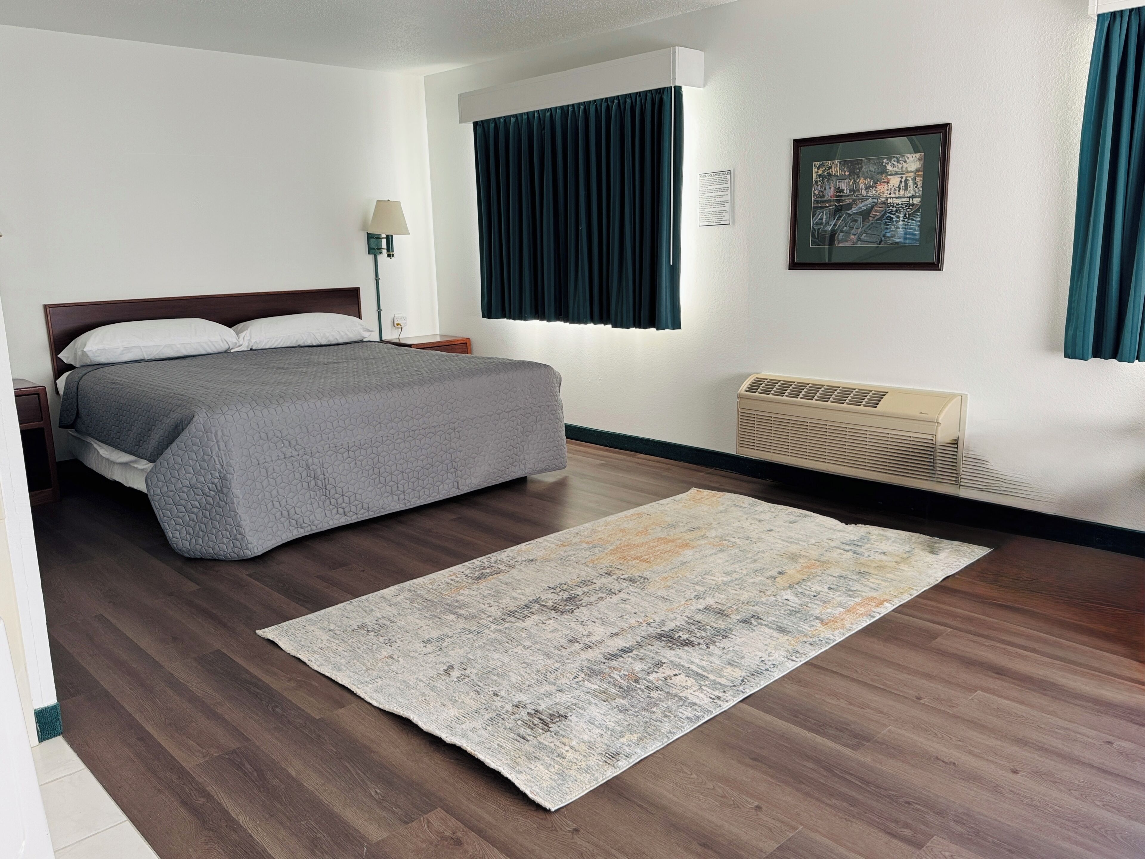 Huone, 1 suuri parisänky, tupakointi kielletty | Työpöytä, silitysrauta/-lauta, ilmainen Wi-Fi, vuodevaatteet