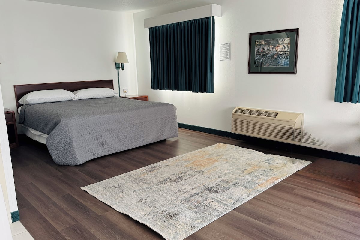 Huone, 1 suuri parisänky, tupakointi kielletty | Työpöytä, silitysrauta/-lauta, ilmainen Wi-Fi, vuodevaatteet