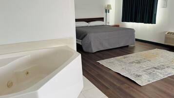 Zimmer, 1 King-Bett, Nichtraucher | Badezimmer | Kostenlose Toilettenartikel, Haartrockner, Handtücher