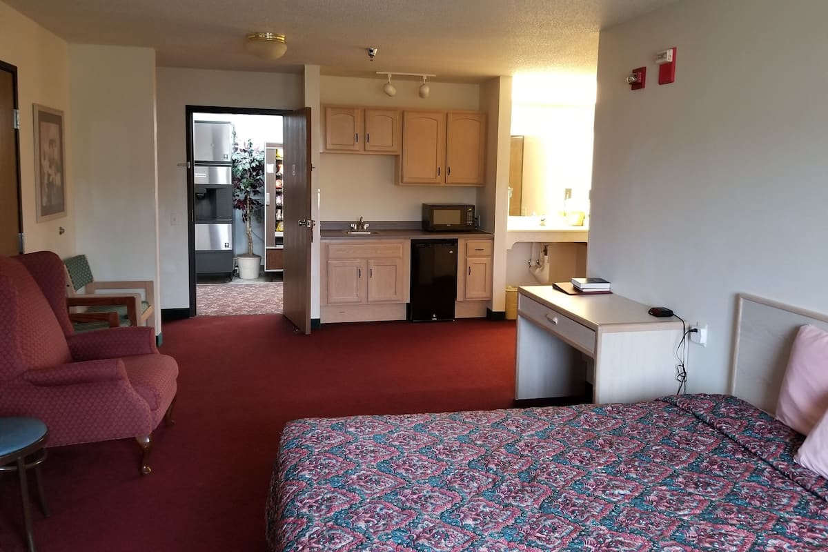 Comfort Room, 1 King Bed, Accessible, Non Smoking | Iron/ironing board, free WiFi, bed sheets