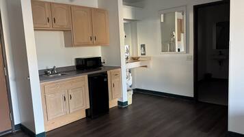 Room, 1 King Bed, Non Smoking | Room amenity