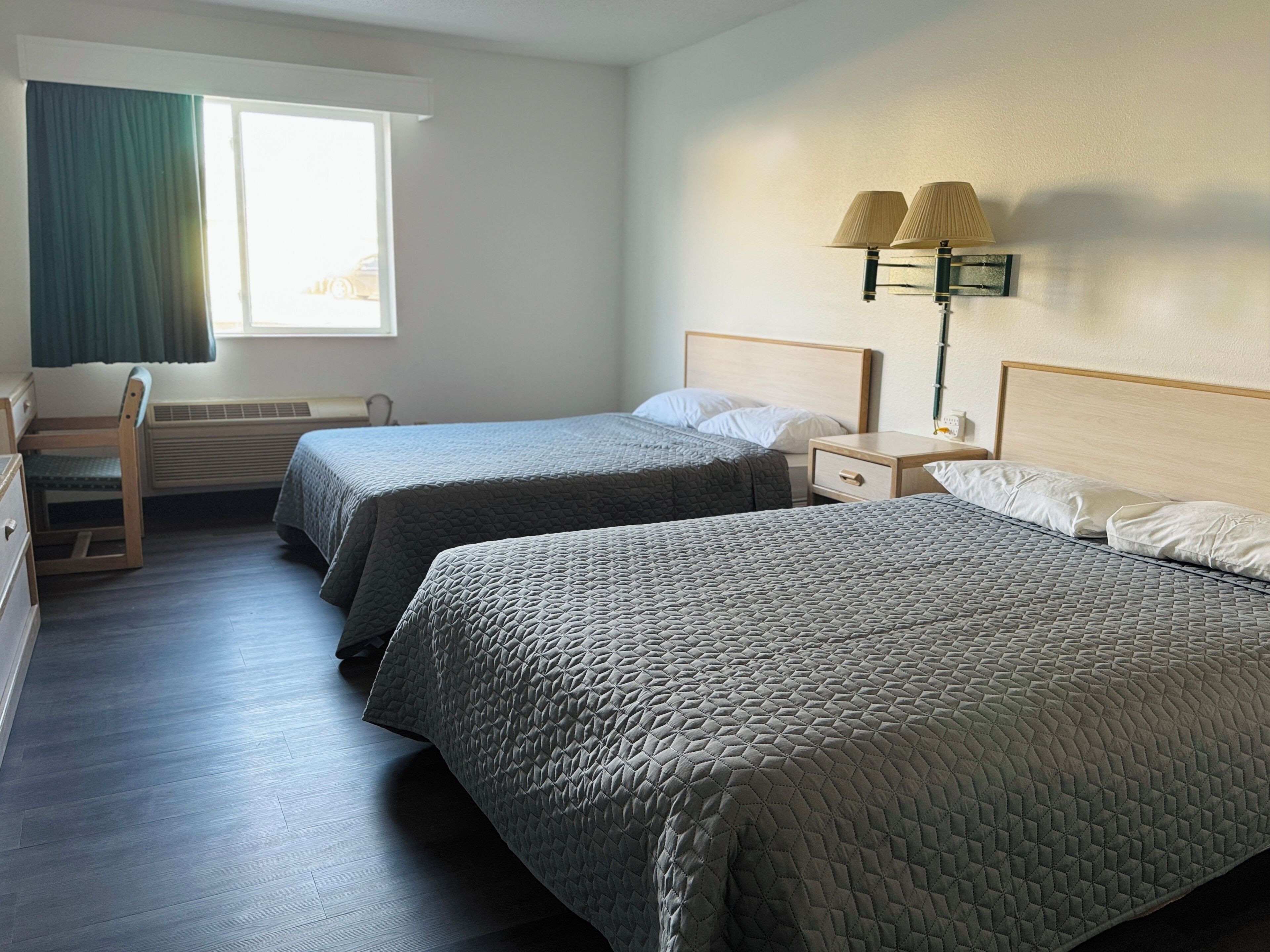 Huone, 2 keskisuurta parisänkyä, tupakointi kielletty | Työpöytä, silitysrauta/-lauta, ilmainen Wi-Fi, vuodevaatteet