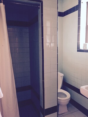 تجهيزات دش، مستلزمات مجانية للعناية الشخصية، مناشف