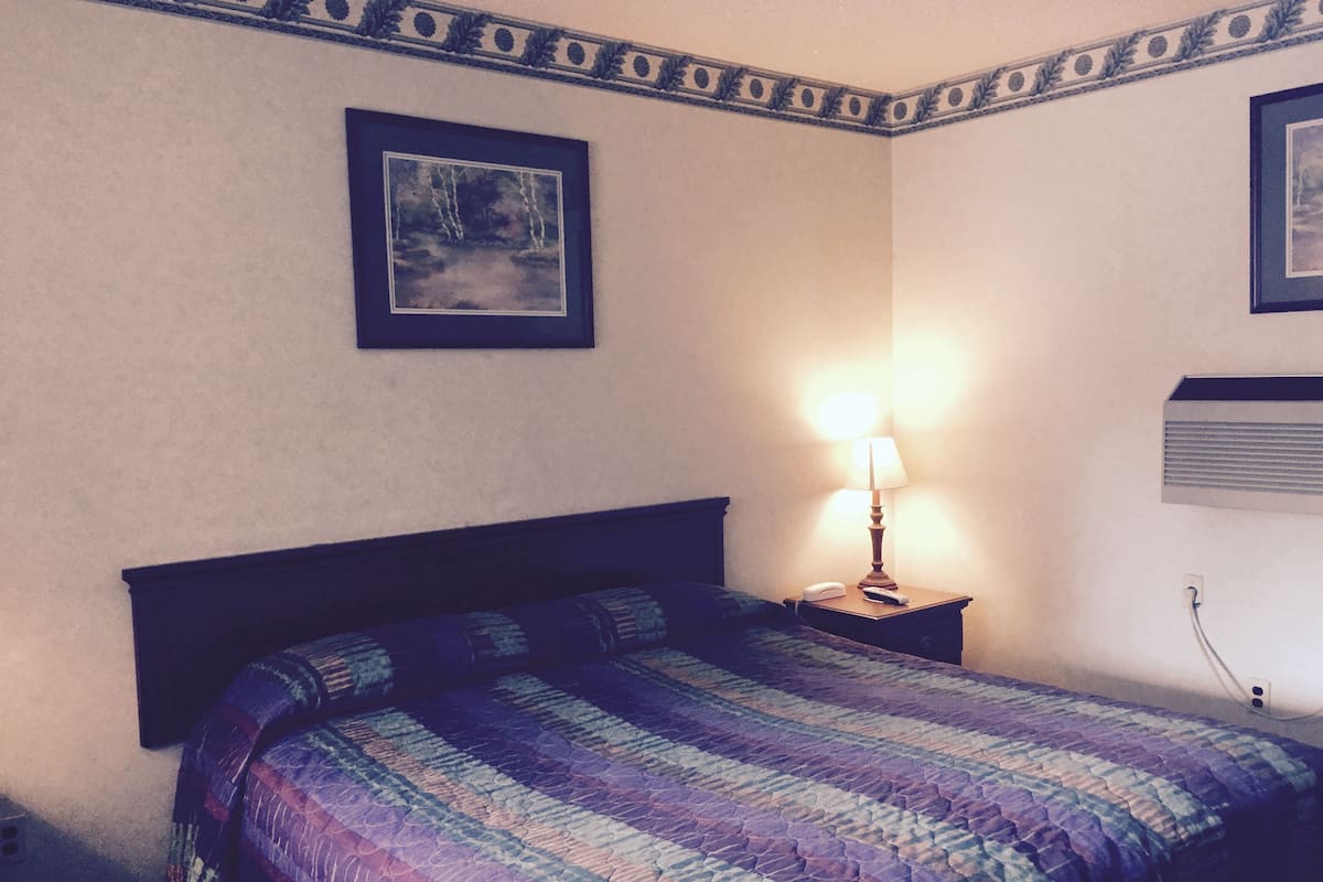 Iron/ironing board, free WiFi, bed sheets