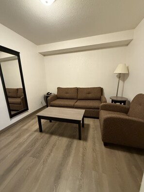 Suite, 1 soverom, ikke-røyk (1 Queen Bed) | Allergitestet sengetøy, senger med overmadrass og skrivebord