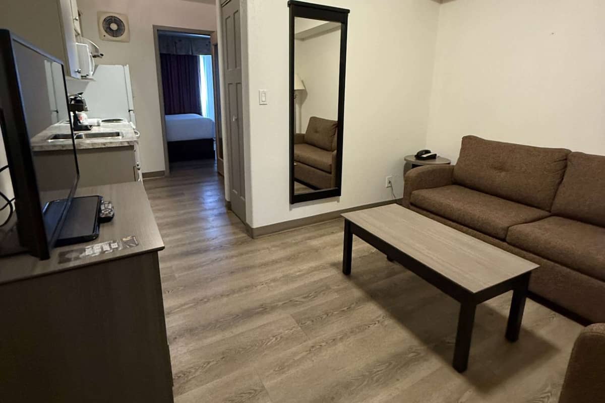 Suite, 1 camera da letto, non fumatori (1 Queen Bed) | Biancheria da letto ipoallergenica, materassi a doppio strato