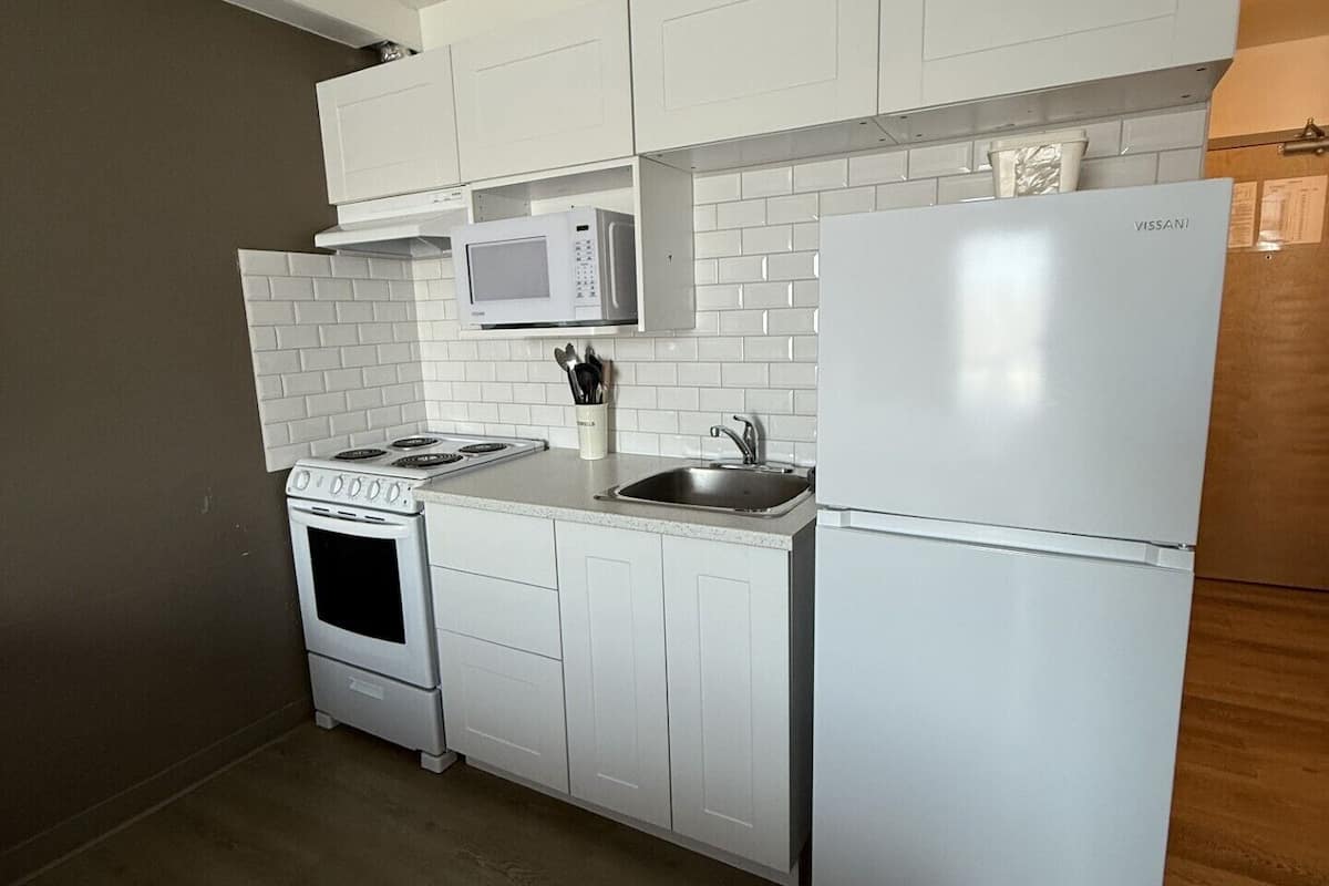 room, 1 king bed, non smoking, kitchenette | hypo-allergenic bedding, pillow-top beds, desk, blackout curtains