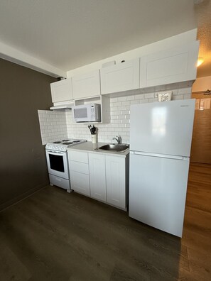 Habitación, 1 cama de matrimonio grande, no fumadores, cocina básica | Ropa de cama hipoalergénica y colchones con acolchado adicional