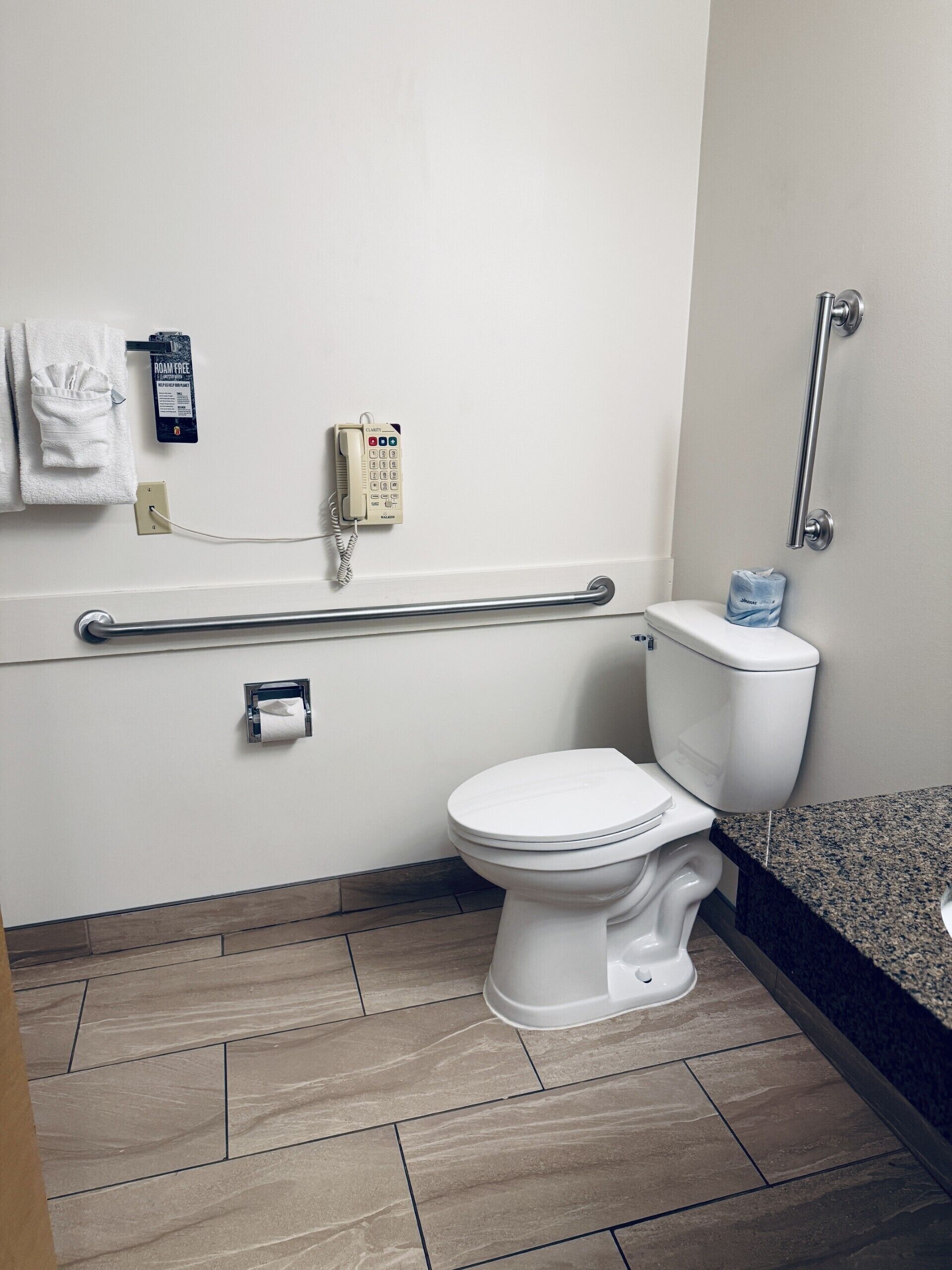 room, 1 king bed, mobility accessible, non smoking | bathroom | combined shower/bathtub, free toiletries, hair dryer, towels