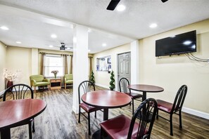 Lobby sitting area - Super 8 by Wyndham Manning (Manning)