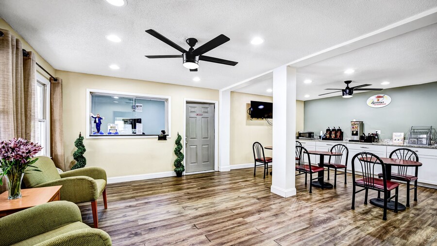 Super 8 by Wyndham Manning