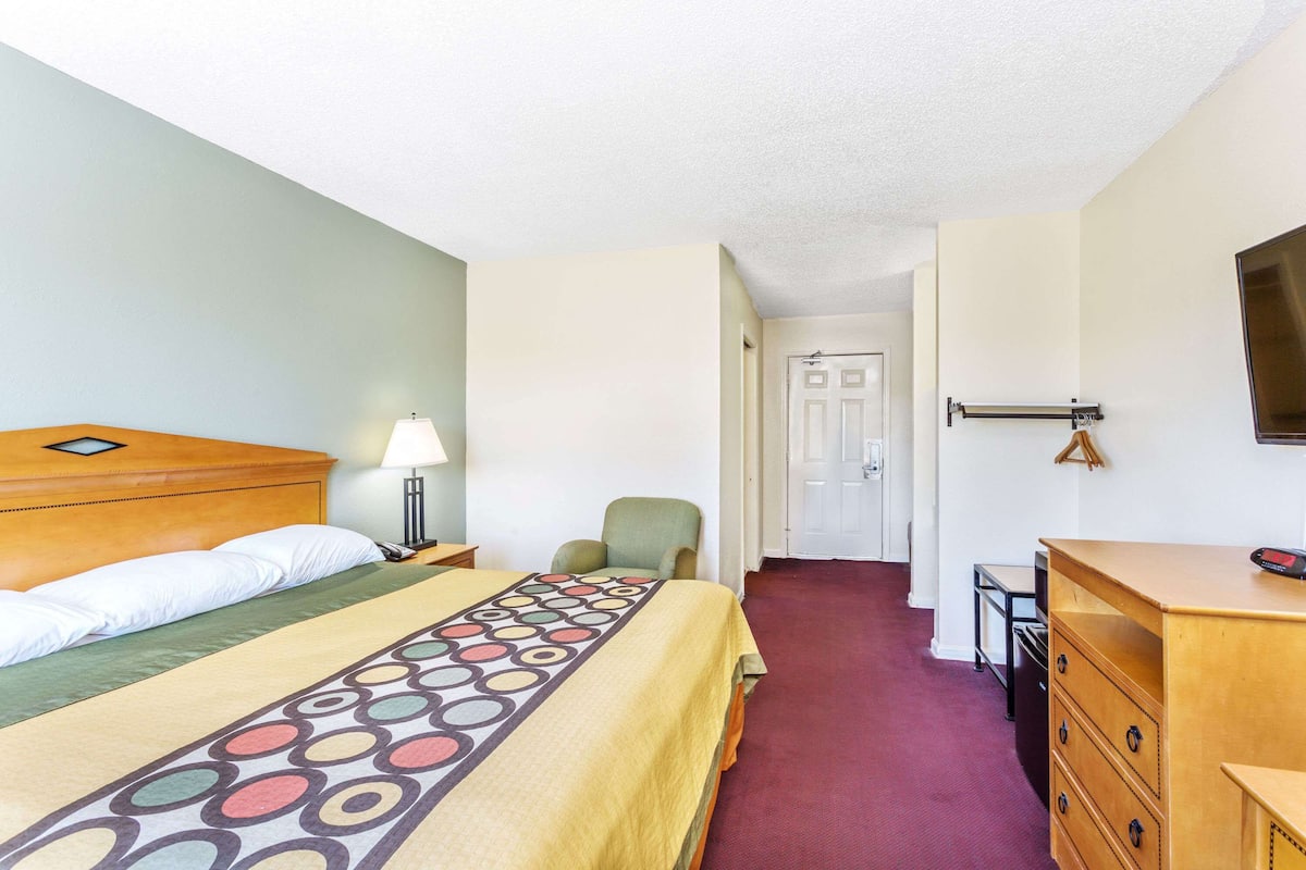 Standard Room, 1 King Bed, Accessible | Desk, free cots/infant beds, rollaway beds, free WiFi