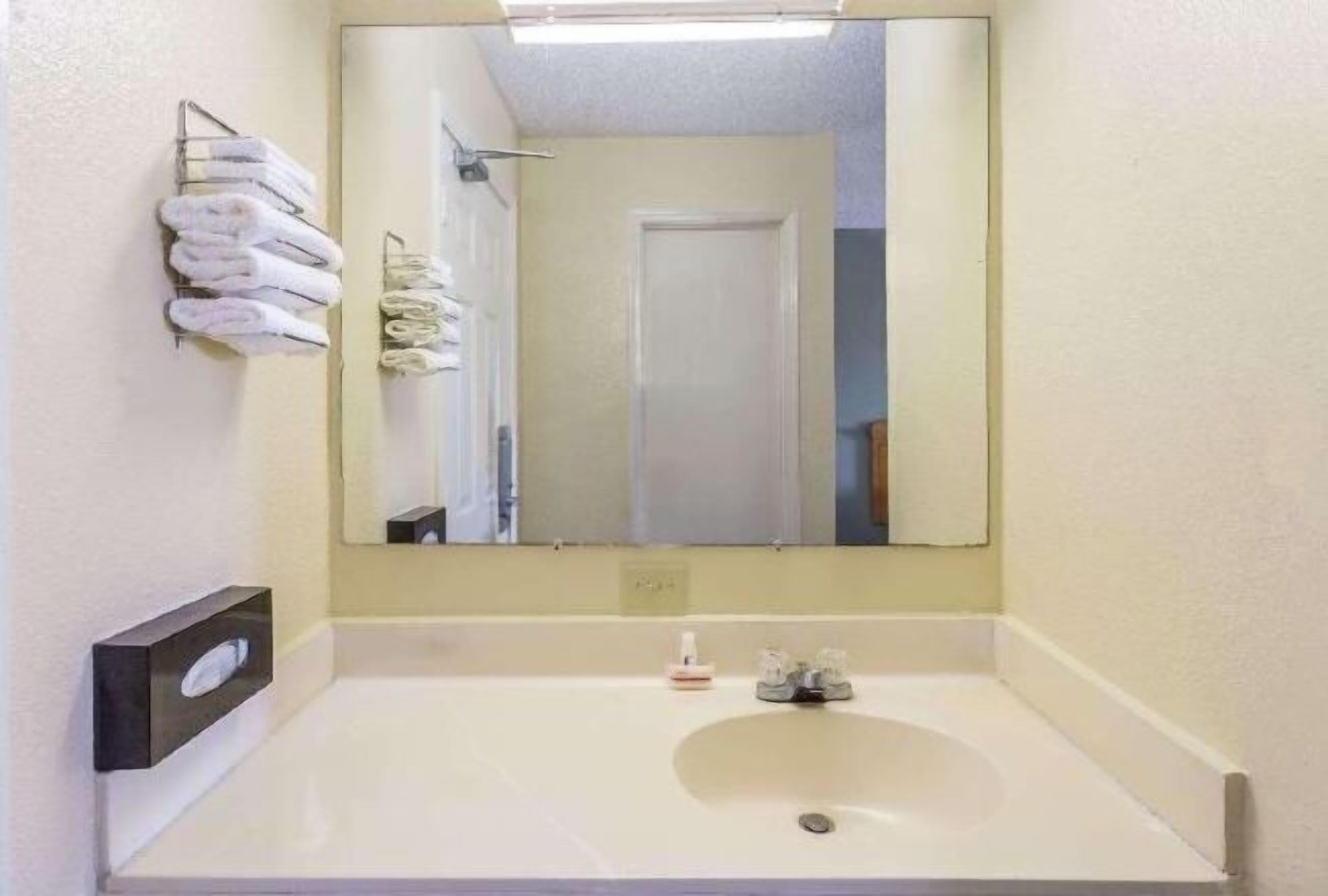 Tina con regadera, amenidades de baño gratuitas, secadora de cabello 