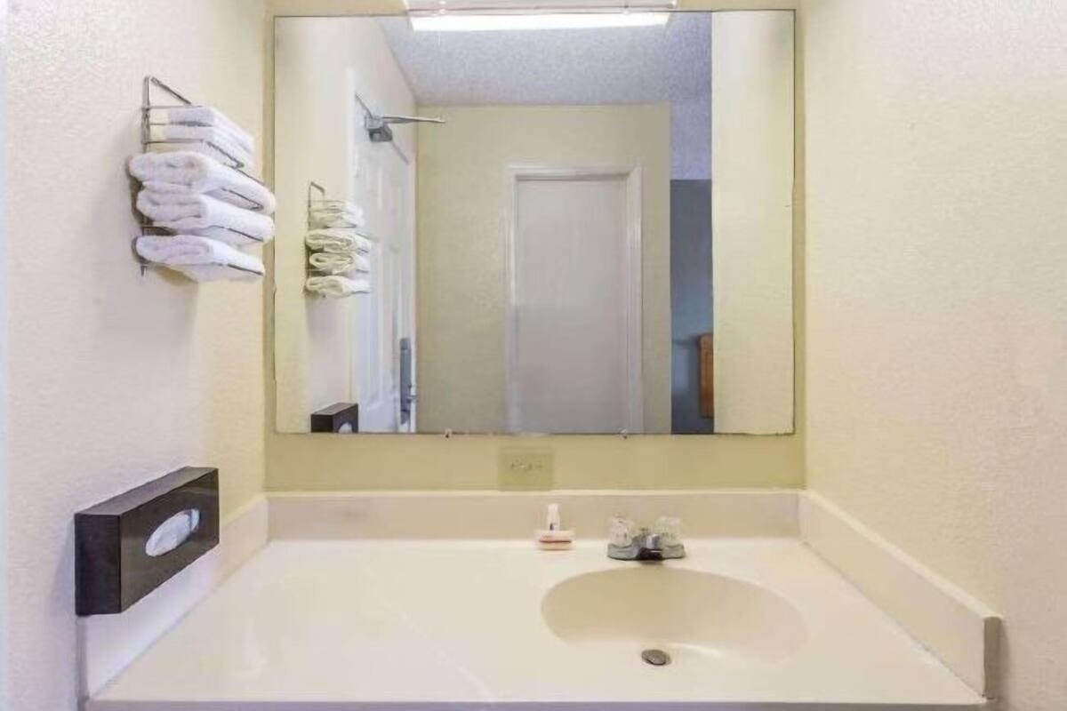 Duschwanne, kostenlose Toilettenartikel, Haartrockner, Handtücher