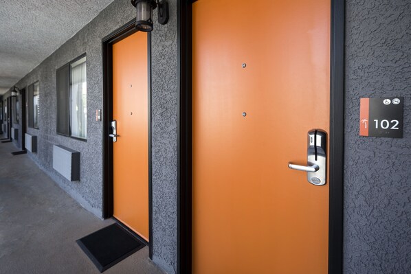 Exterior - Canoga Hotel (Canoga Park)