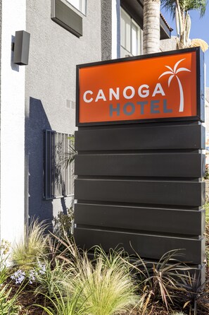 Exterior detail - Canoga Hotel (Canoga Park)