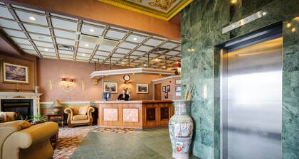 Peterborough Inn & Suites Hotel