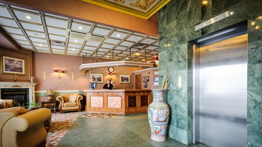 Peterborough Inn & Suites Hotel