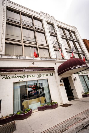 Property entrance - Peterborough Inn & Suites Hotel (Peterborough)