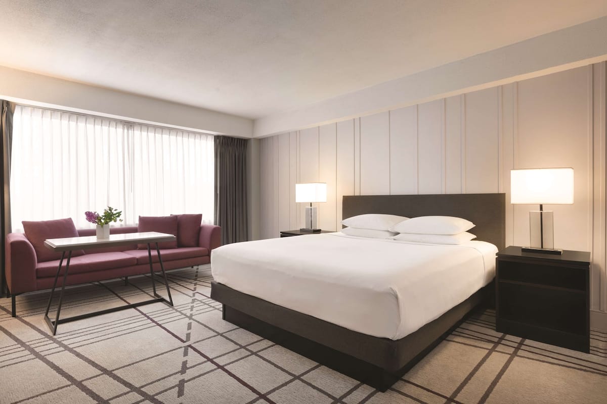 Peralatan tempat tidur premium, peti besi dalam bilik, meja