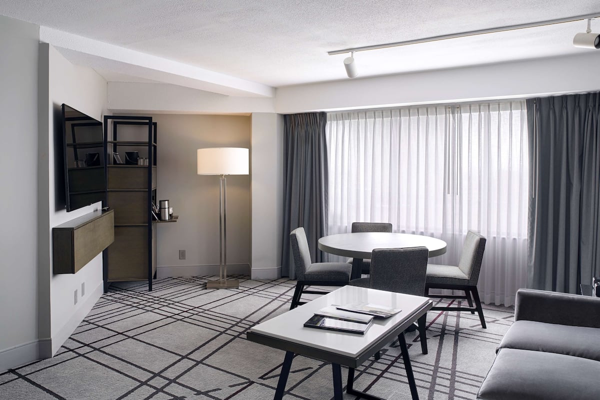 Executive Suite | Peralatan tempat tidur premium, peti besi dalam bilik, meja
