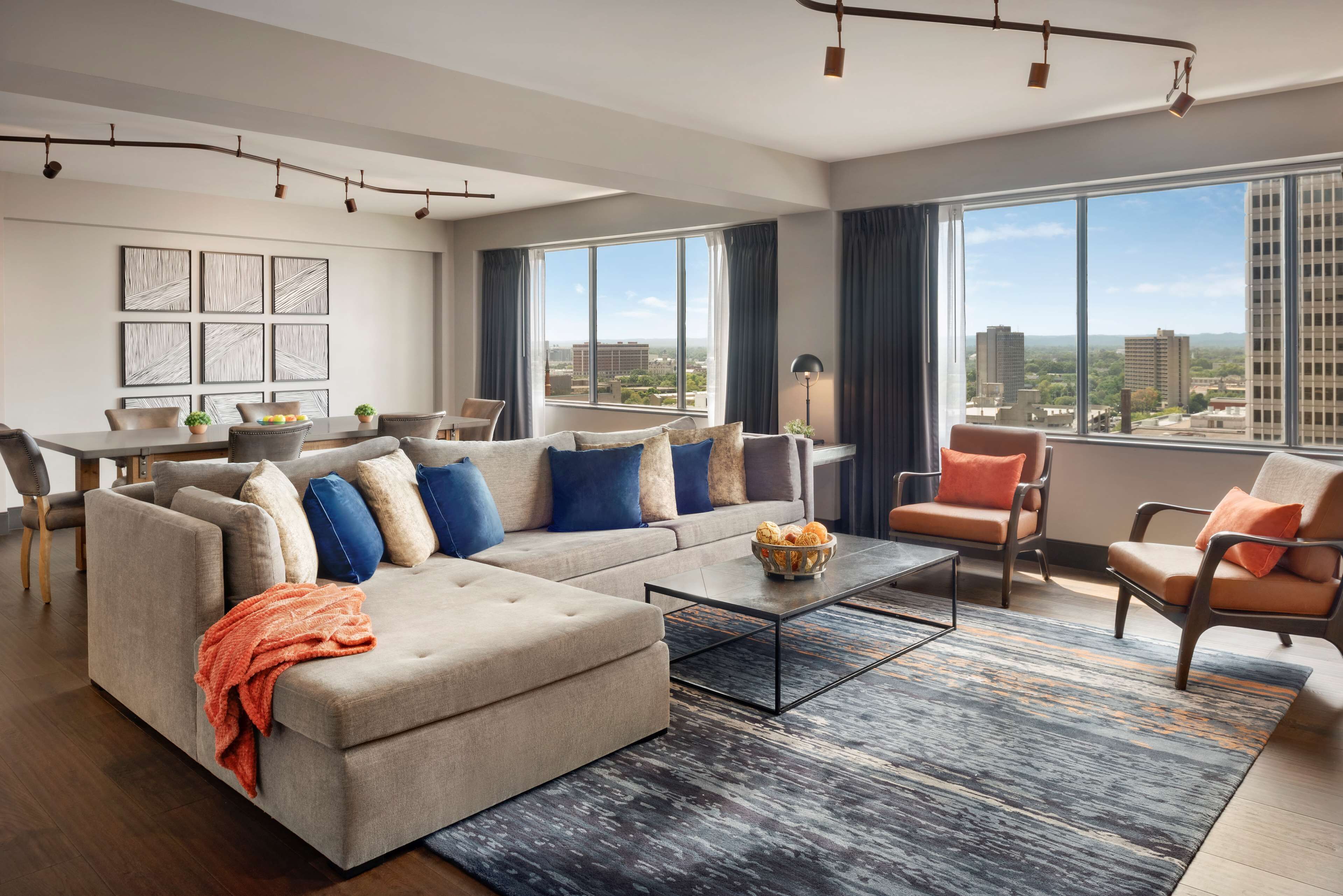 套房 (VIP) | 高档床上用品、客房内保险箱、办公桌、遮光窗帘