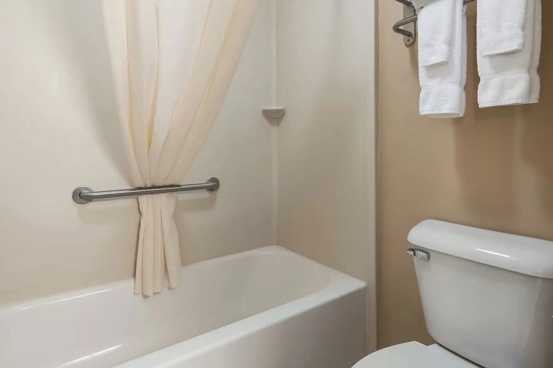 Baño | Bañera, artículos de higiene personal gratuitos y secador de pelo