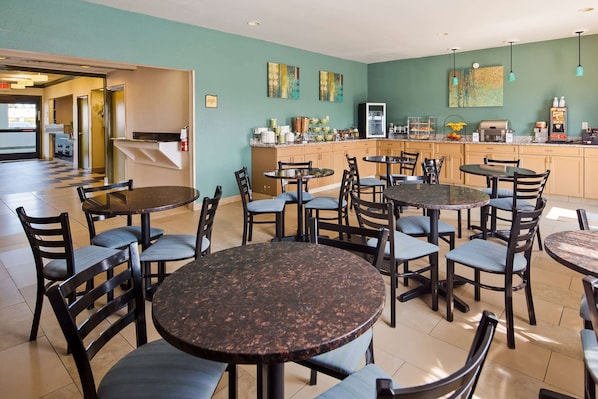 Café da manhã completo grátis todos os dias