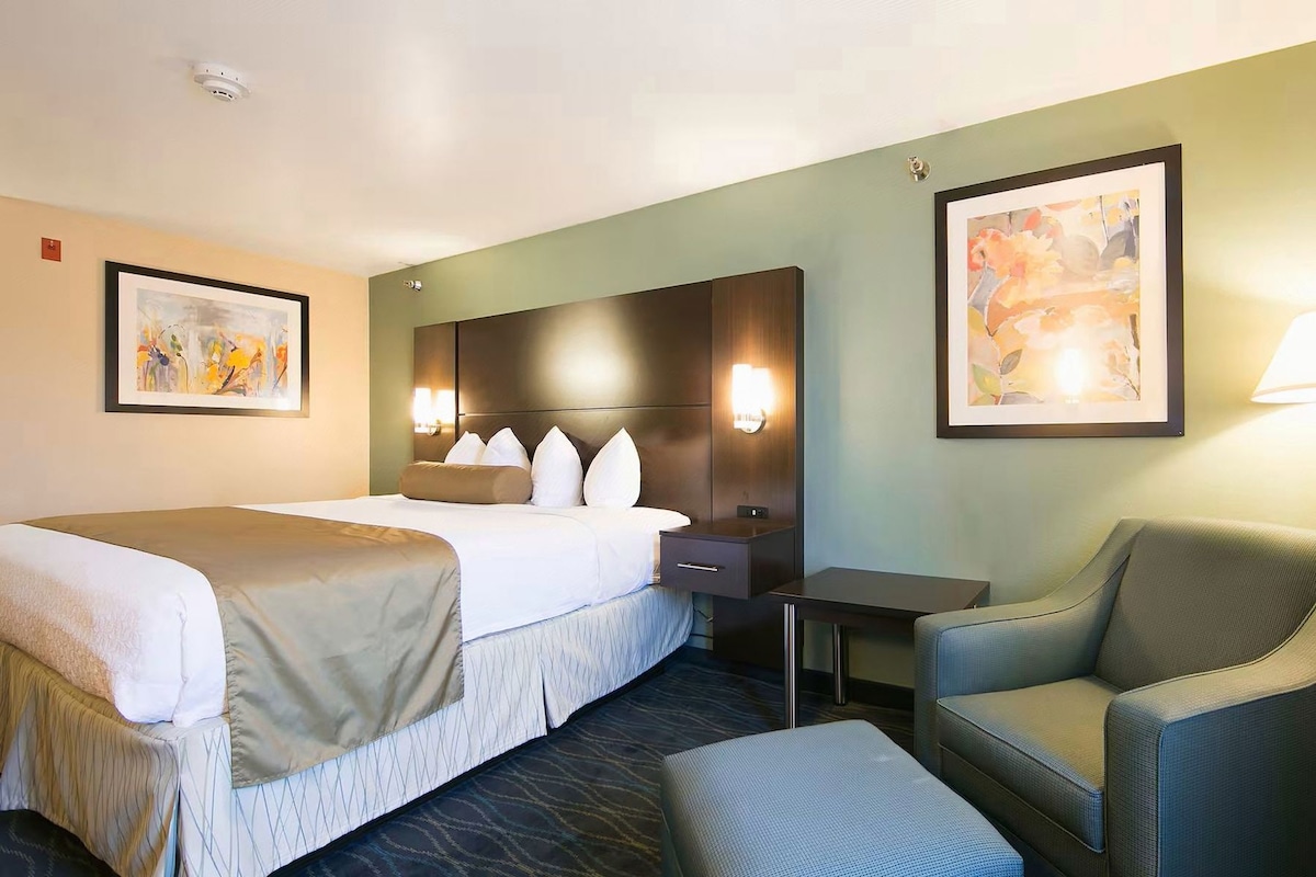Pillowtop beds, in-room safe, desk, blackout drapes