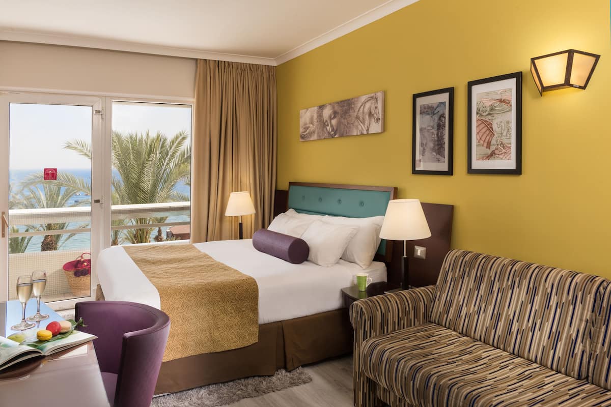 Camera Premium, vista mare | Una cassaforte in camera, una scrivania, ferro/asse da stiro