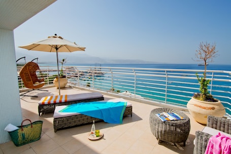 Caja de seguridad en la habitación y escritorio