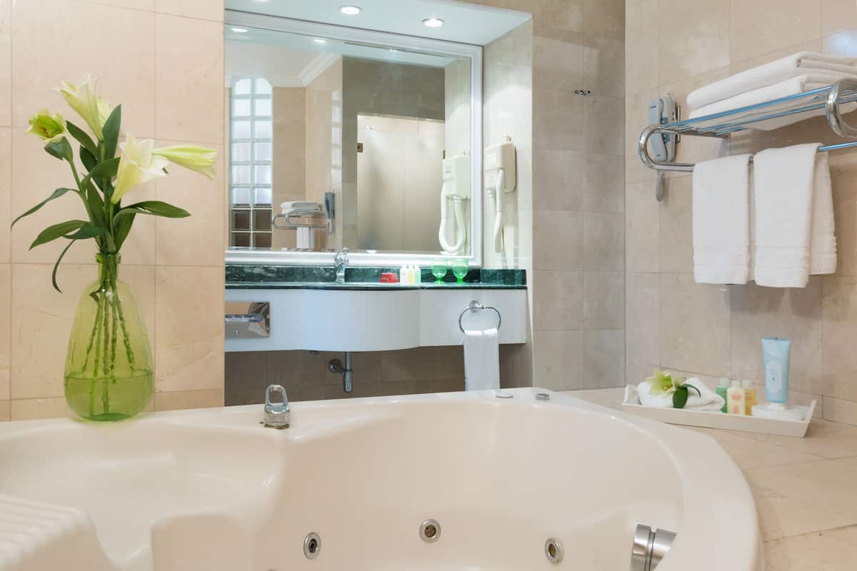 junior suite, club lounge access, sea view | bathroom | combined shower/bathtub, hair dryer, towels