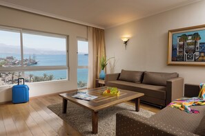 Penthouse Suite | Área de sala de estar | Televisión LCD de 32 pulgadas con canales vía satélite y Smart TV 