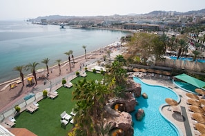 2 outdoor pools