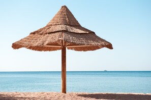 Private beach nearby, sun loungers - Leonardo Plaza Hotel Eilat (Eilat)