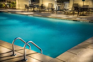 Una piscina al aire libre de temporada