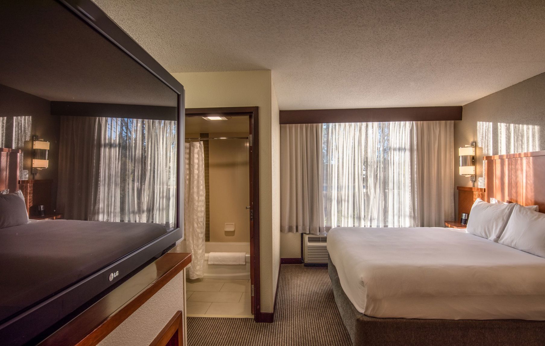 1 間臥室、高級寢具、書桌、遮光布/窗簾