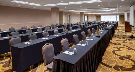 Hilton Indianapolis Hotel Suites - Image 40