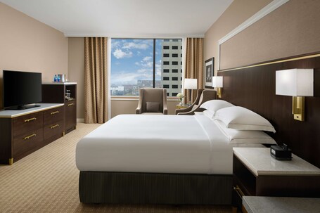 Hilton Indianapolis Hotel Suites - Image 11