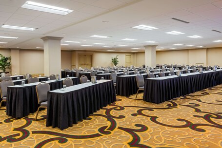 Hilton Indianapolis Hotel Suites - Image 56
