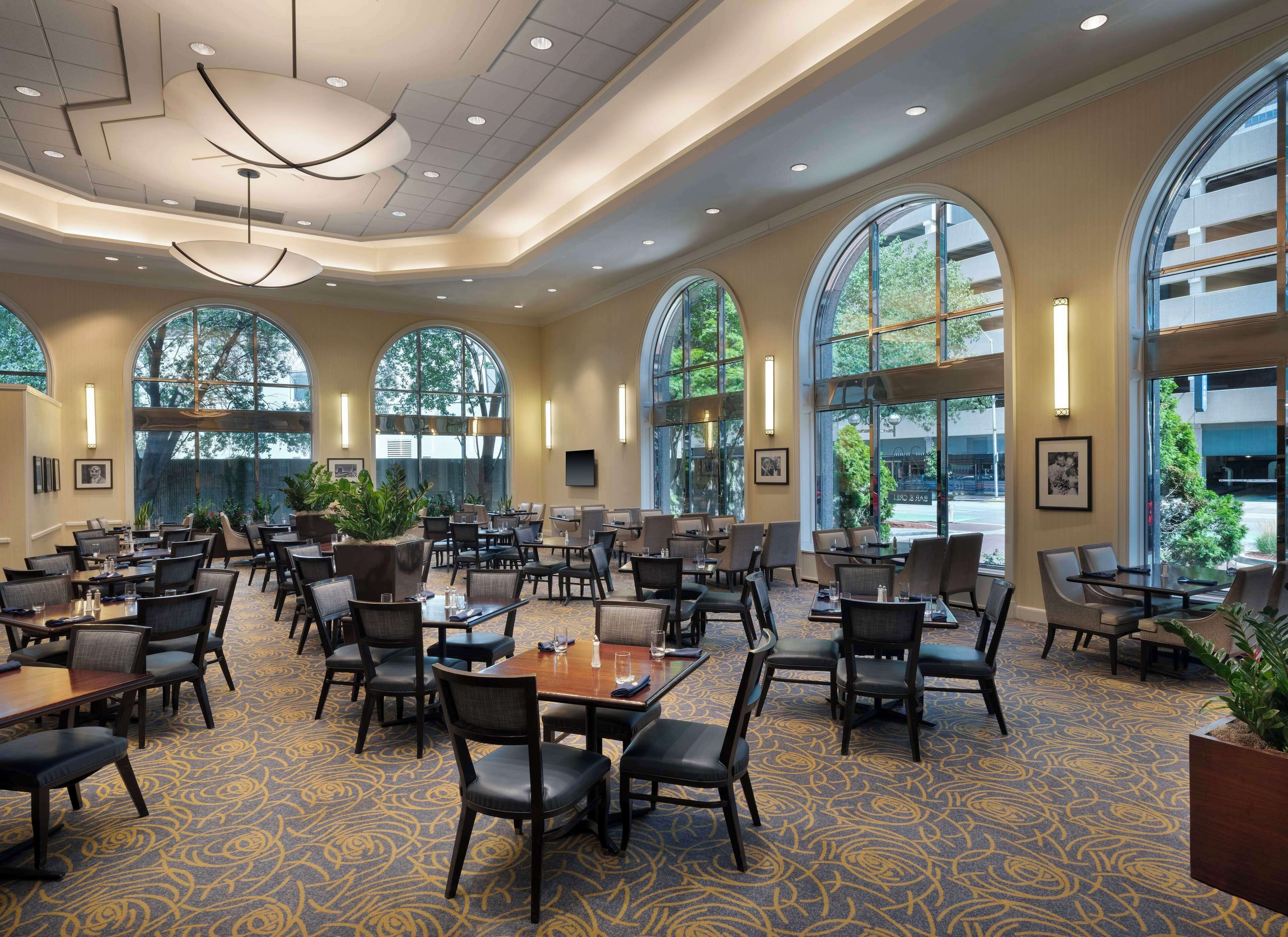 2 restaurants, breakfast, lunch, dinner served; American cuisine 