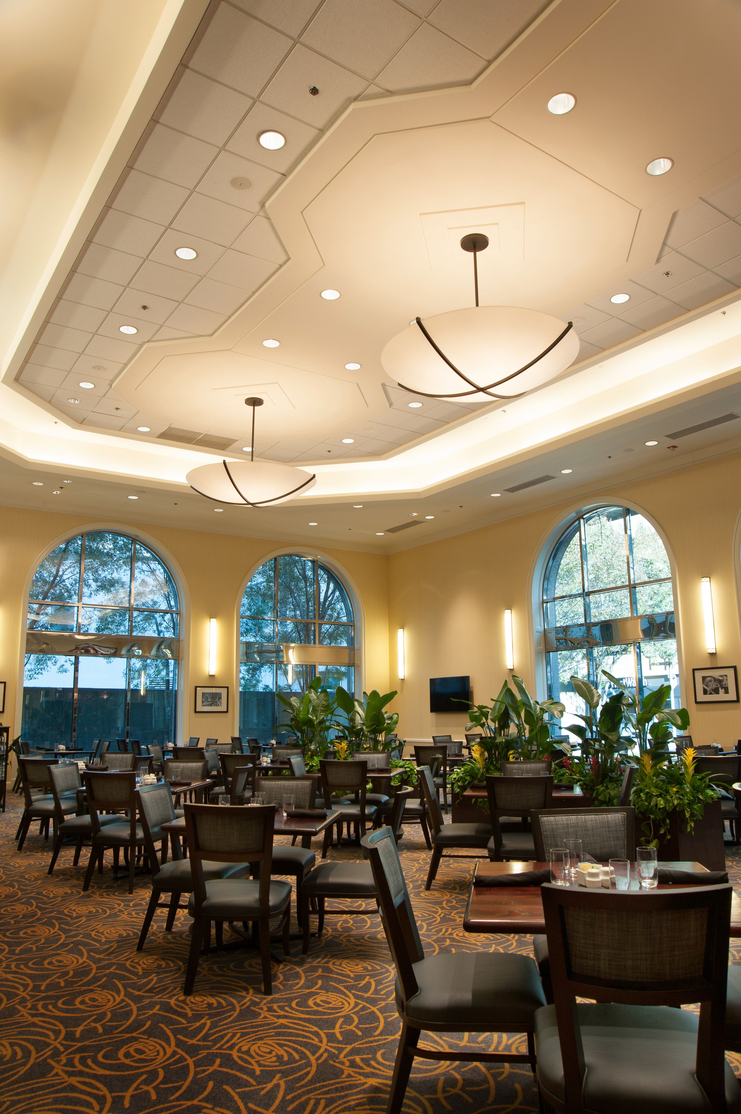 2 restauranter, frokost, lunsj og middag serveres, amerikanske retter