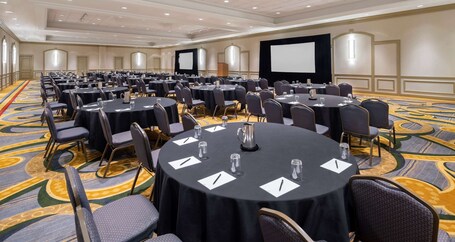 Hilton Indianapolis Hotel Suites - Image 54