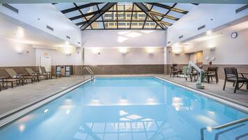 Alberca techada, acceso de 06:00 a 23:00, y camastros