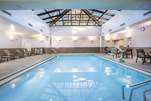 Innenpool, geöffnet von 06:00 Uhr bis 23:00 Uhr, Liegestühle